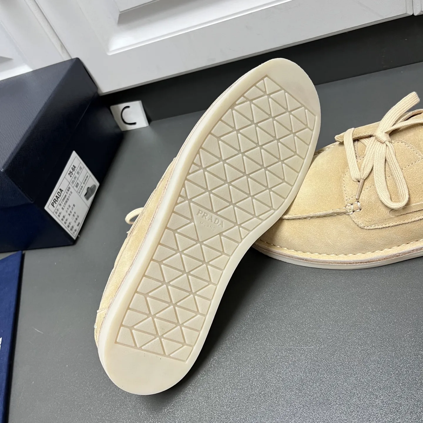 💰840 Prada men's new lace-up leather loafers. Made of flocked two-layer cow leather, these shoes combine classic design with handmade details, blending sophistication with casual comfort. Designed in a lace-up style, with open-stitched seams on the skirt, 1.5cm white rubber soles with leather welts, dyed calfskin lining, and silver-labeled cowhide feet, the style is simple and elegant. C leather shoe size: 39/40/41/42/43/44 khaki original box packaging + dust bag